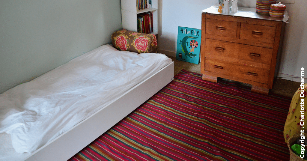 Lit Montessori dans une chambre d'enfant